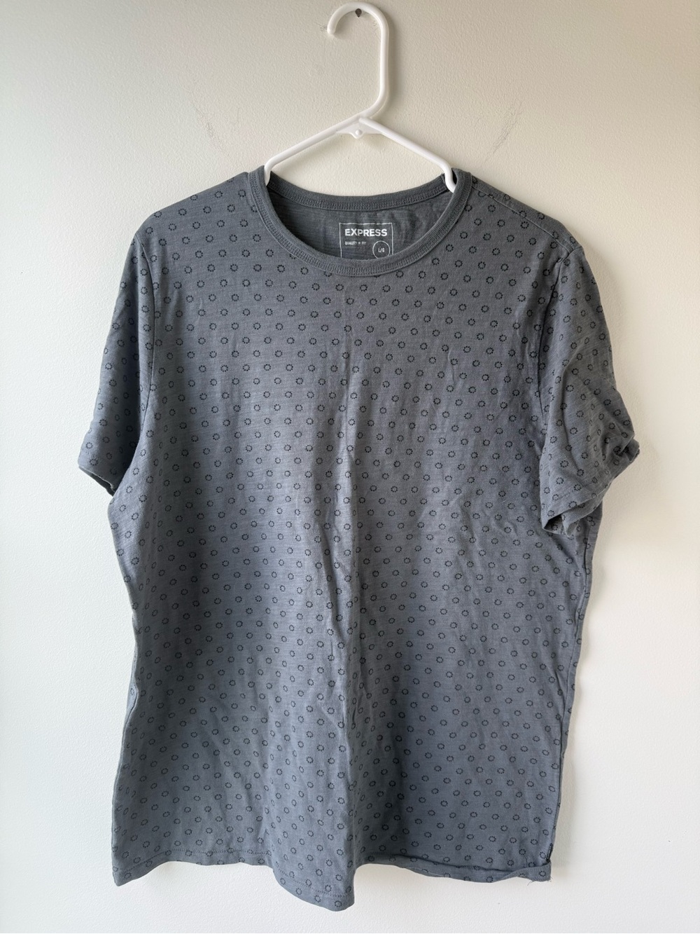Express Men's Charcoal Gray Short-Sleeve Crewneck Tee with Subtle Dot Print